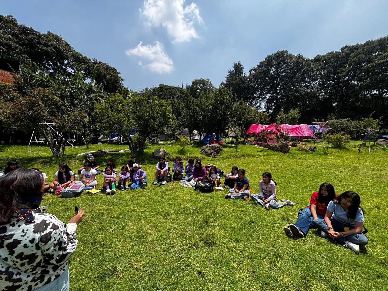 Actividades grupales sobre el pasto en el campamento