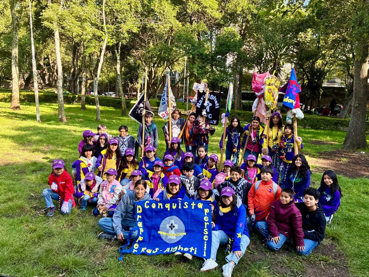 Grupo de Conquista Ras-Algheti reunido en un parque
